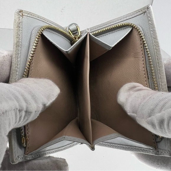 🩶Chloe FULL INCLUSION!! Grey Leather Indy Square Tri Fold Wallet RARE!!🩶 - Picture 4 of 9